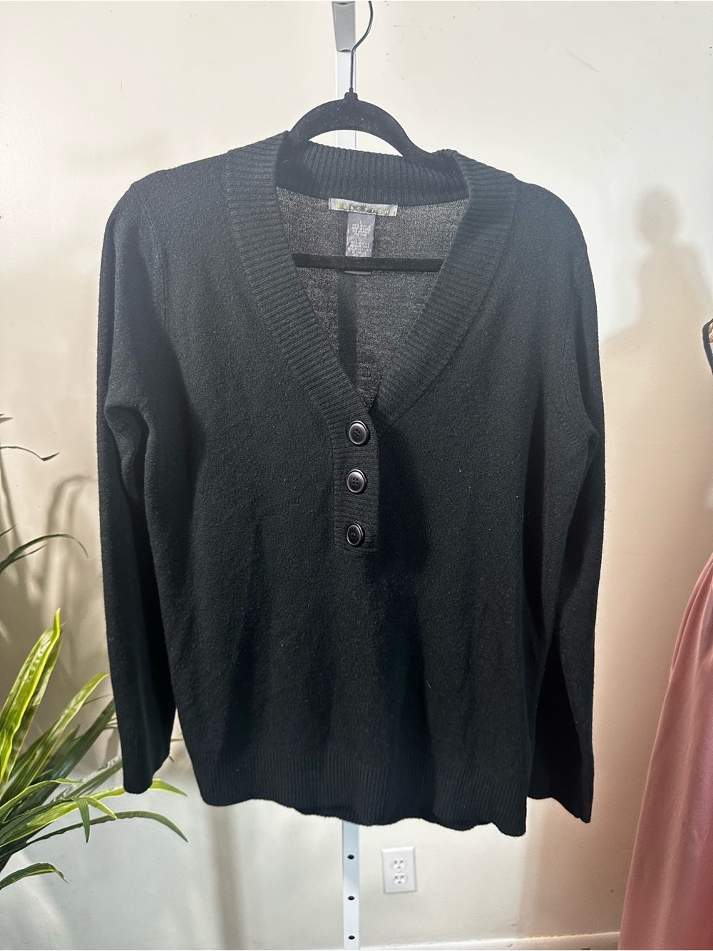 P88. Kenneth Cole Reaction Women’s L Black Deep V Neck 3 Button Pullover Sweat